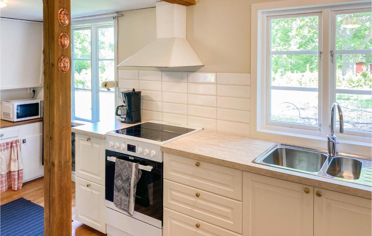Amazing Home In Faerjestaden With Kitchen Exterior foto